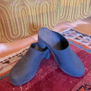 Nina Z black Suede Clogs